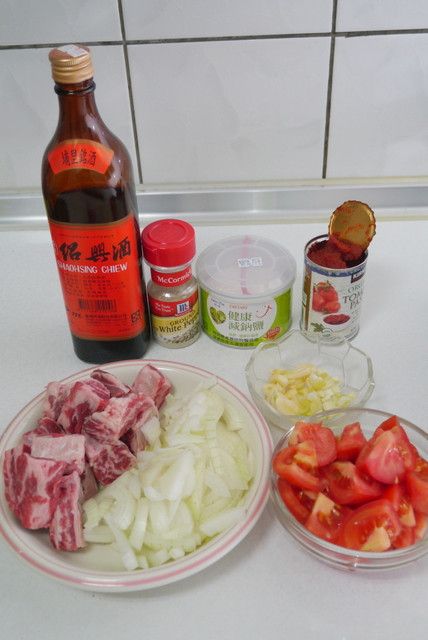 牛肋條洗淨後用廚房紙巾擦乾，切除白色脂肪後（白色脂肪要留下），再切成大塊、牛蕃茄切塊、蒜頭切片、洋蔥切絲、青蔥切花備用。