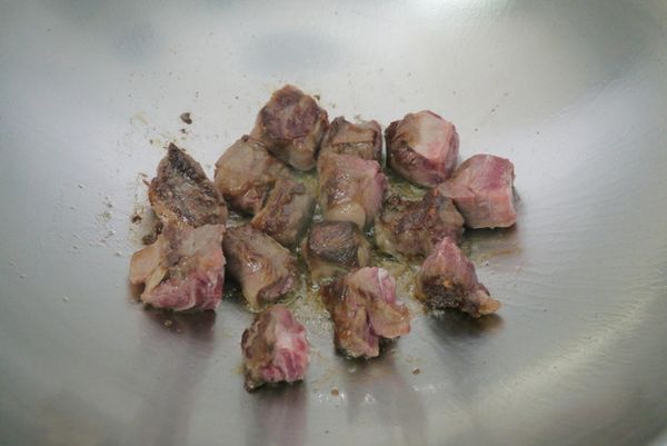 放入牛肉，用中火煎至微焦後取出備用。（牛肉入鍋後不要動它，更不要一直翻炒，等一面煎至焦香後，再翻另一面續煎。）