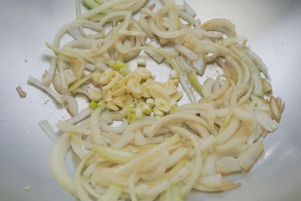 續上鍋，用鍋內的牛油繼續炒香洋蔥、蒜片、蔥白。