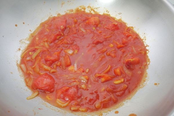 大火煮滾後，蓋上鍋蓋，小火燜煮5～10分鐘至洋蔥下塌、蕃茄皮脫落。