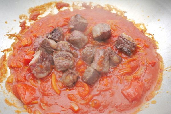 加入牛肉、紹興酒（不要翻炒），蓋上鍋蓋，大火煮3～5分鐘使其入味。