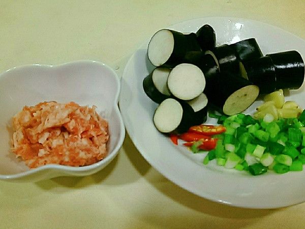 備好食材

茄子切圓片狀 蒜切片 辣椒斜切片 青蔥切末