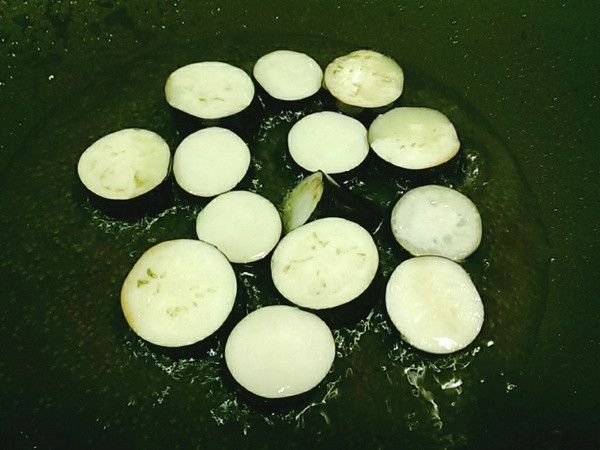 熱油鍋後放入茄子中小火炸
