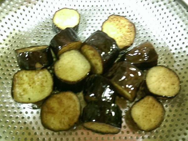 茄子炸軟後瀝油備用