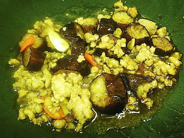 加入炸軟的茄子一起炒均勻