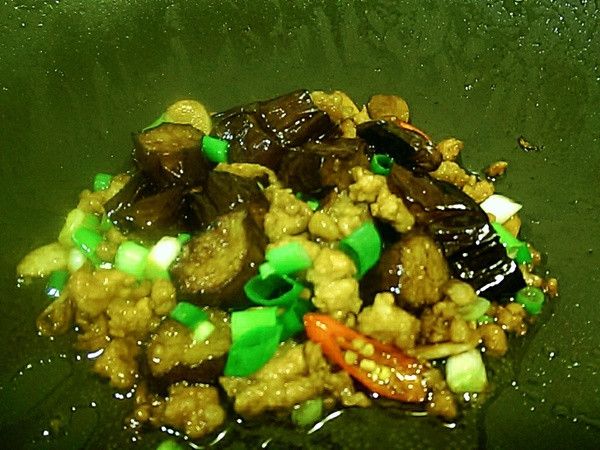 加入所有的調味料及約100cc的水以中火燴煮入味

最後滴入香油 再放入青蔥末即可