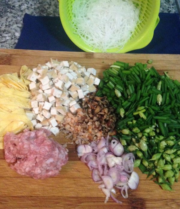 韭菜花洗凈瀝乾切成約1公分小段，香菇蝦米切末，紅蔥頭切片，油豆腐切方丁，打一顆蛋煎成蛋皮並切成與油豆腐同等大小方塊。