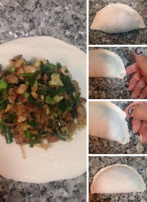 將內餡放置於麵皮中間，儘量壓一下內餡，避免太鬆散，接著對摺，把邊緣壓緊（看起來好像Open將），也可以包花邊，取一邊的角，以15度角摺上後按壓，每次按壓會產生一個尖角，重複往15度角摺起並按壓，直到麵皮邊緣滾成花邊。以烘焙紙，隔開每個韭菜盒，放冰箱冷凍可保存1-2週。