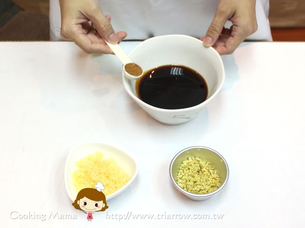 將醬油膏依序加入五香粉、砂糖