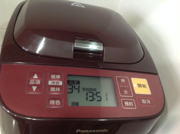 將所有材料放入麵包機中（除了內餡）
用烏龍麵團模式（34）打15分鐘休息5分鐘再取出
若沒麵包機就用手揉到三光