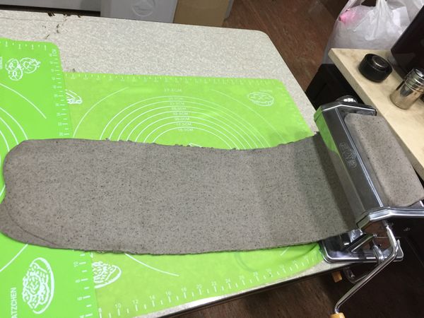 用壓麵機來回壓到表面平滑即可（約壓10次左右）
剛開始過壓麵機會破破爛爛的
沒關係繼續壓
慢慢地會成型
沒壓麵機就用桿麵棍三桿三折也行