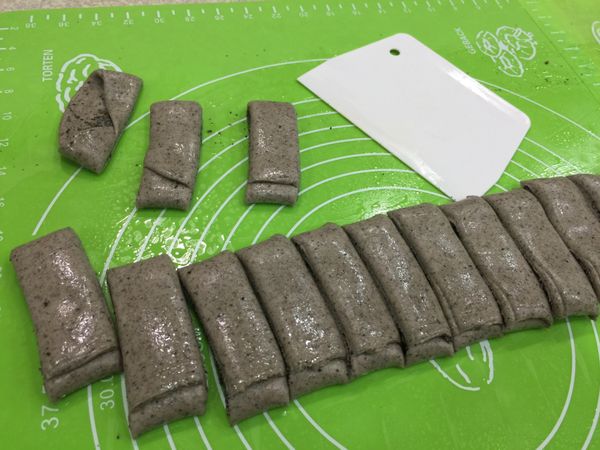 用刮板切3公分ㄧ刀切成偶數，兩兩一組疊在一起。