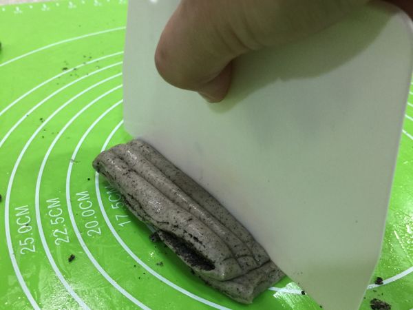 二個疊起來後再ㄧ起壓扁ㄧ點👉用刮板壓出3道線。