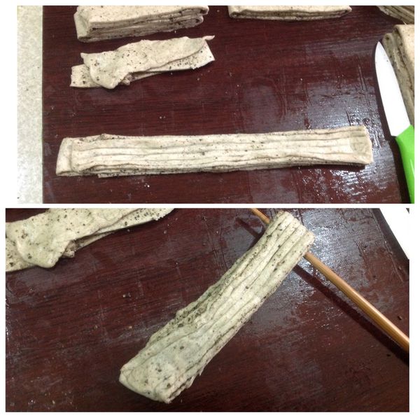 稍微拉長
筷子放正中央後方
一手拿二端一手拿筷子
筷子轉二圈後跟二端交會
壓緊抽出筷子