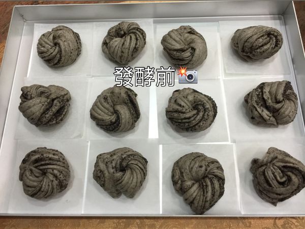 將饅頭放入烤箱內發酵（烤箱內放杯熱水縮短發酵時間）我今天花了15分鐘發酵，多做幾次大概就知道要怎麼收尾才會捲得好看，我的習慣是發酵前後都會拍照以利比對，等發酵的時間先煮鍋熱水（水滾即關火）我的習慣是從熱水開始蒸