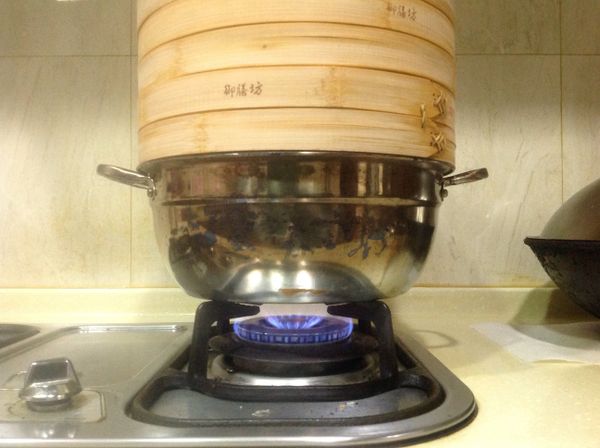 發酵好的饅頭依序放入蒸籠
二個饅頭之間要間隔半個饅頭的距離
以中火蒸12分鐘左右
時間到把整個蒸籠移到旁邊
等個幾分鐘再打開蓋子