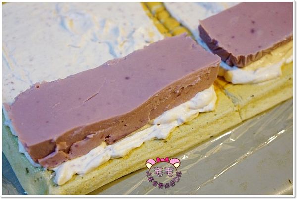 一人一條奶凍，然後小心翼翼的醬蛋糕捲捲起，捲好後包上保鮮膜，冷藏至少8小時或隔夜，讓蛋糕捲定型。