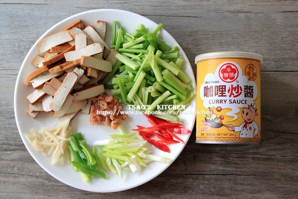 食材準備。蝦米洗淨泡開水10分鐘瀝乾，泡蝦米的水保留，其於食材切片及切段備用。