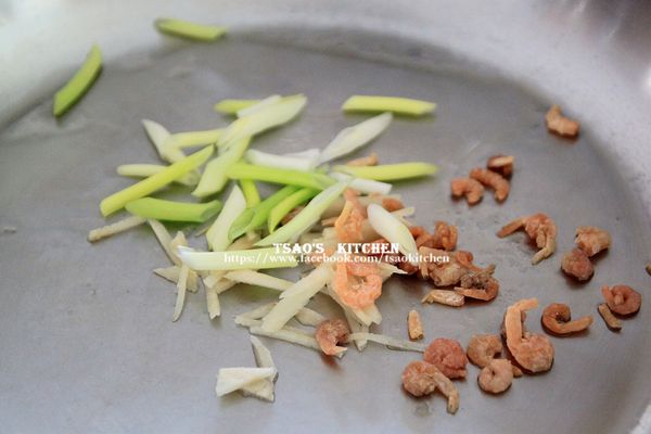 熱鍋，加入香油炒香薑絲、蝦米與蔥白。