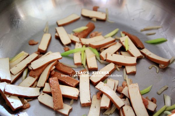 放入豆乾稍微乾煸1分鐘。