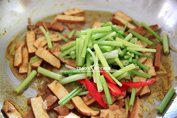 最後加入芹菜、辣椒拌炒收汁。