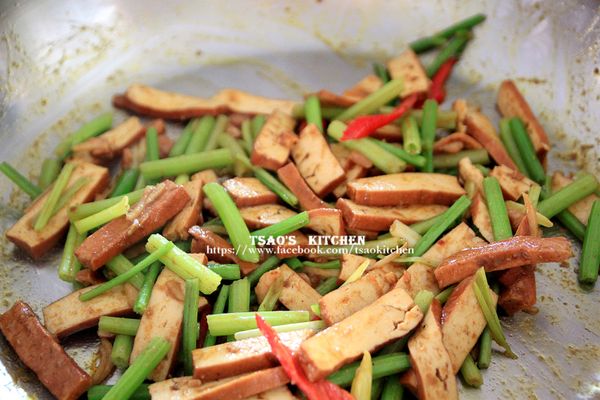 起鍋前加入蔥綠拌勻即可。