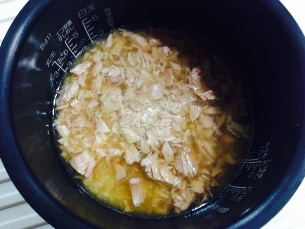 鮪魚罐頭去油,放進洗好的米(3杯)中加入兩大匙的醬油,加水至三杯米的水量處攪拌一下