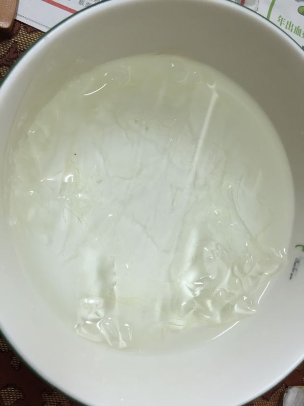 先將吉利丁片泡於冰塊水中軟化。約5分鐘。