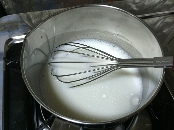 鮮奶以小火加熱，砂糖加入融化後即可關火放涼。