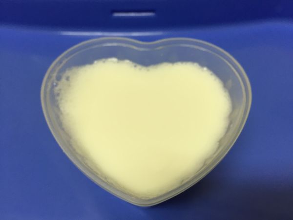 吉利丁片軟化後擰乾，加入至鮮奶中攪拌讓吉利丁片完全融化即可。倒入杯中放置冷藏約2～3小時即可享用。
可依照個人喜好加上果醬或水果成為水果奶酪。