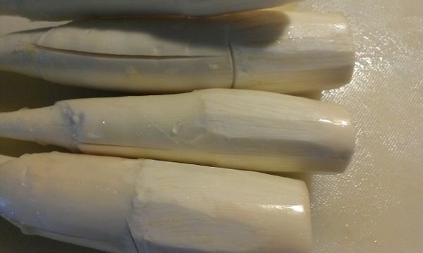 先將筊白筍較老地方削掉