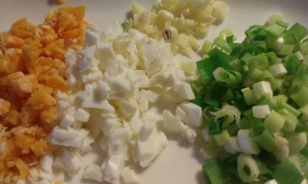 將筊白筍切滾刀塊.鹹蛋.蛋黃.蛋白分開切末再薑蒜.蔥切末備用