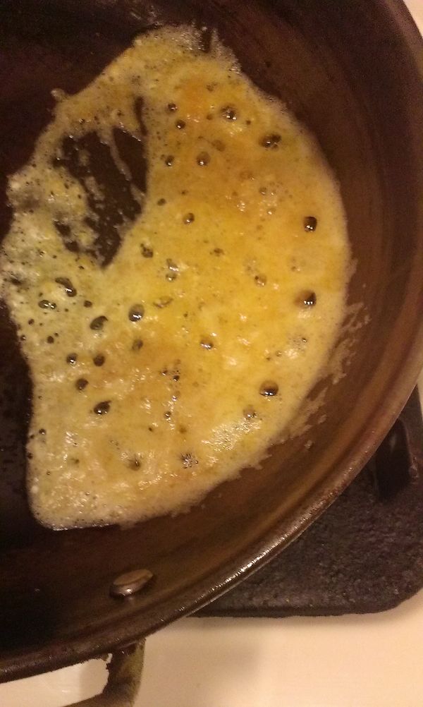 起一熱鍋.加入3大匙油加入鹹蛋黃炒出起泡