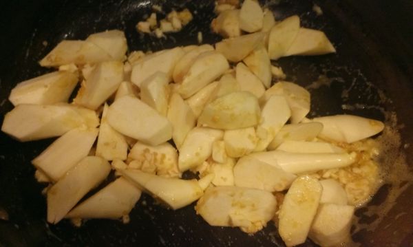 再加入鹹蛋白.蒜末炒香.再加入筊白筍3湯匙水悶熟.後加入鹽.糖.蔥末即可