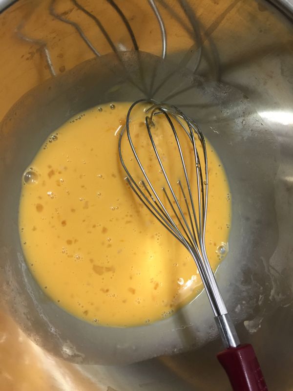 將蛋黃糊材料攪拌均勻。