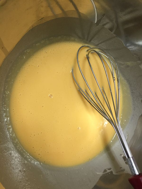 燙麵糊降溫後倒入蛋黃糊後，均勻攪拌完成蛋糕麵糊。