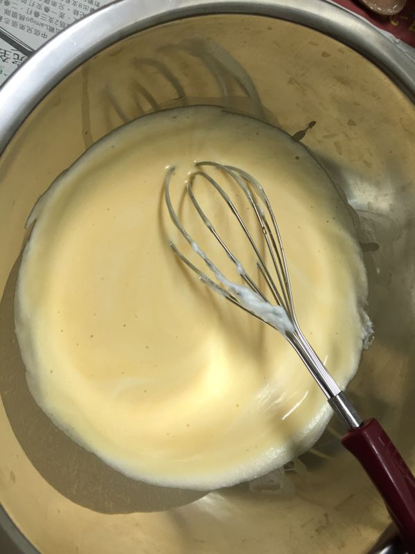 挖1/3蛋白霜加入蛋糕麵糊，輕柔攪拌均勻。