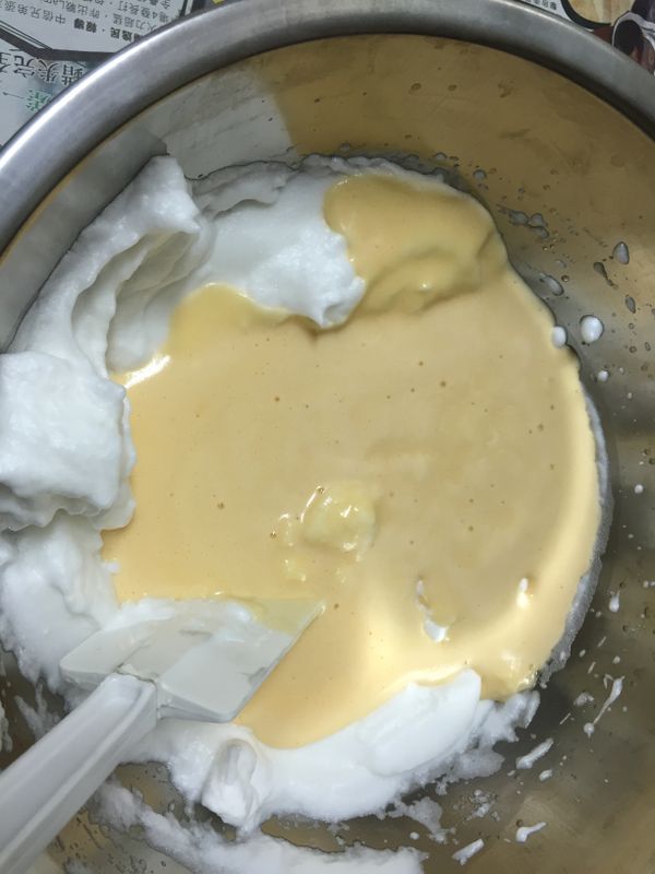 將蛋糕麵糊加入蛋白霜中，以刮刀充份攪拌均勻。一定要攪拌均勻，以免蛋糕烘焙不完整。