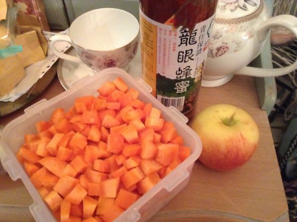 紅蘿蔔切丁，蘋果去皮切塊。