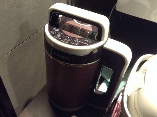 將食材放入豆漿濃湯機裏，加入蜂蜜，再加水到高水位刻度，選擇「蔬果冷飲」功能，幾分鐘之後就製作完成，打出來的渣很細不需過濾就可以喝了。