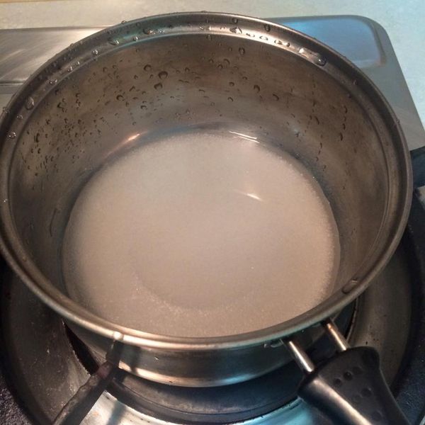 倒入鍋中~有把柄的鍋子會比較好操作喔~