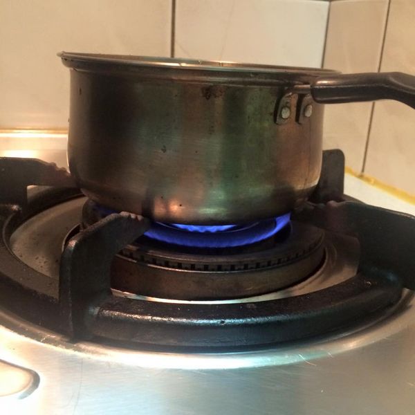 以最小火的火煮焦糖漿