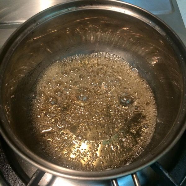 金黃色出現了~現在開始搖晃鍋子了!慢慢晃