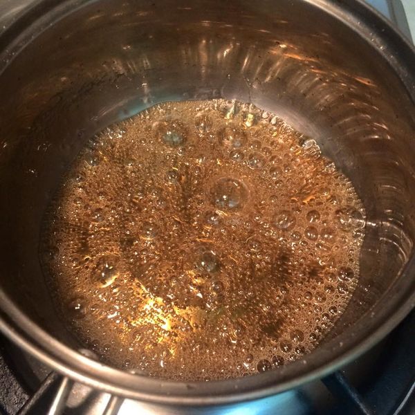 顏色又開始慢慢加深了~有點紅茶色時，離火後慢慢加入２０c.c的熱水，要慢慢倒入並小心會濺出來燙到喔！再用湯匙稍微攪拌一下就完成囉