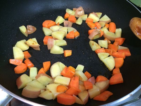 紅蘿蔔馬鈴薯先大火炒香後，加些微水繼續炒軟