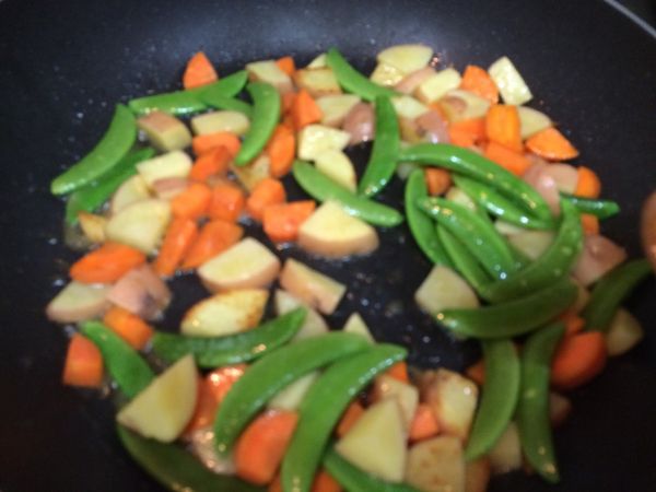 甜豆加入繼續拌炒，可加點水讓食材不要太乾