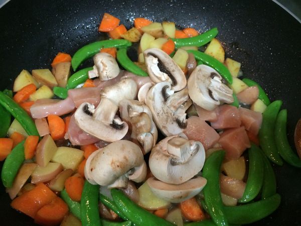 炒熟前三種蔬菜後，再加入雞肉和松茸拌炒至熟