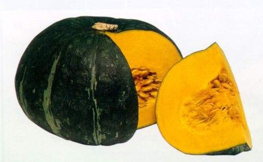 將半顆切好的日本南瓜先煮熟放涼去皮,(皮本身也是很甜,我留下拿來燉湯),將去好皮剩下的黃肉南瓜在碗裡搗碎.(因為我本身很喜歡南瓜的原味,所以我沒有在製作內餡時加糖或蜂蜜!但如果喜歡甜一點的朋友可自行斟酌加糖)