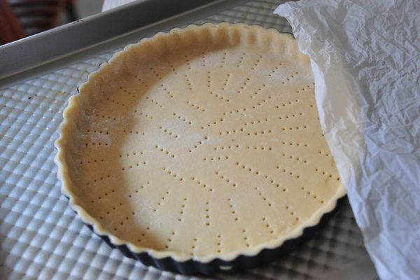 先製作有口感的餅皮,將外皮食材全部倒入盆中攪拌,椰子油用來凝固麵團使成形,若3湯匙不夠可自行斟酌再加一湯匙! 我其實用比較懶的方式做餅皮,將拌好的麵糰直接放在烤盤上用手指及湯匙推平服貼在烤盤上!
成型在烤盤上之後可先拿進冰箱冷藏30分鐘!
(我當時做的時候忘了照照片,在網路上擷取的圖示意一下!)