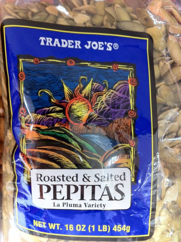 將可直接食用的南瓜籽撒在南瓜餡上裝飾,依個人喜好,烤前烤後撒都可.